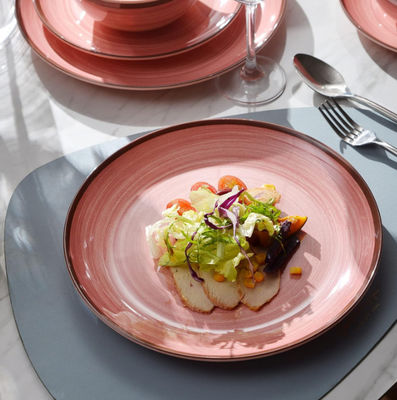 12 штук меламинных посуды, тарелки и миски на 4 человека.