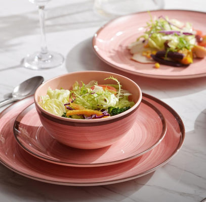 12 штук меламинных посуды, тарелки и миски на 4 человека.