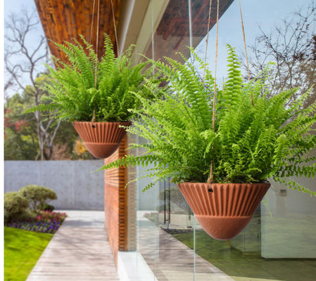 Висячие вазы из деревенской керамики не ломаются