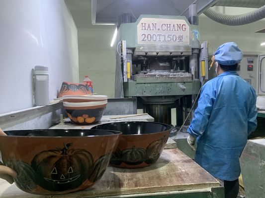 Машина для сжатия столовой посуды и столовой посуды под высоким давлением