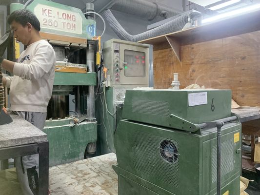 Машина для сжатия столовой посуды и столовой посуды под высоким давлением